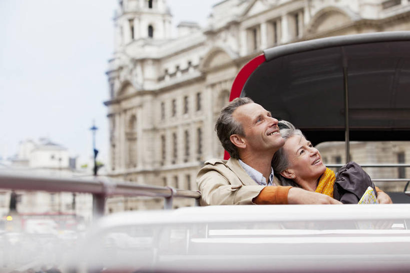 西方人,中年人,两个人,家庭,夫妻,家,坐,抱,笑,微笑,露齿笑,横图,室外,白天,正面,爱情,公共汽车,欧洲,欧洲人,服装,房屋,屋子,公寓,巴士,公交车,浪漫,扭头,注视,休闲装,洋房,楼房,双层巴士,住宅,车,衣服,天空,交通工具,天,观察,看,转头,休闲,温暖,温馨,一家人,休闲服,恩爱,恋人,服饰,抱着,观看,和睦,察看,搂着,关注,载具,双层公共汽车,观光巴士,男人,男性,女人,女性,中年男性,中年女性,白种人,夫妇,情侣,怀抱,搂,搂抱,相抱,拥抱,坐着,半身,彩图,房子,伴侣,融洽