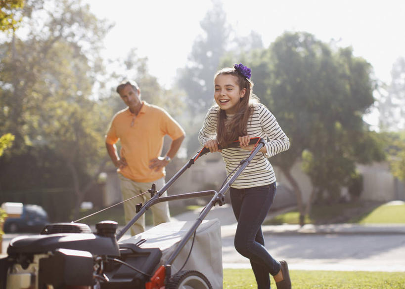 西方人,儿童,中年人,两个人,家庭,父亲,女儿,站,走,推,笑,微笑,露齿笑,横图,室外,白天,仰视,纯洁,草地,草坪,植物,欧洲,欧洲人,阴影,服装,朦胧,模糊,光线,工具,影子,注视,休闲装,手叉腰,草,树,树木,小孩,衣服,绿色,天空,阳光,自然,天,叉腰,观察,看,站着,休闲,温暖,温馨,父女,一家人,休闲服,器械,父爱,可爱,童年,童趣,服饰,生长,成长,观看,割草机,和睦,察看,切割,双手叉腰,关注,锄草,除草机,童真,烂漫,无邪,农具,耕具,修整,天真,男人,男性,女孩,中年男性,白种人,孩子,步行,散步,站立,走路,半身,彩图,低角度拍摄,草坪修剪机,剪草机,融洽,女生