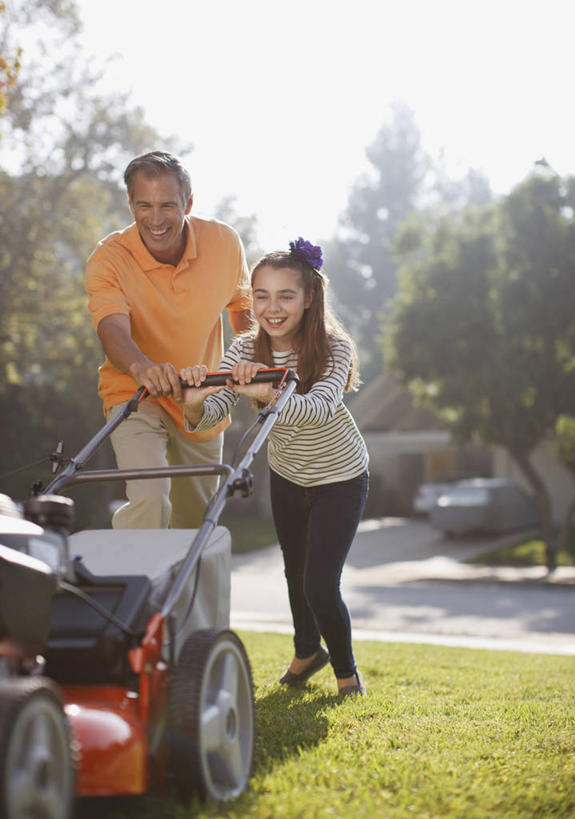 西方人,儿童,中年人,两个人,家庭,父亲,女儿,走,推,笑,微笑,露齿笑,竖图,室外,白天,仰视,纯洁,草地,草坪,植物,欧洲,欧洲人,阴影,服装,光线,工具,影子,注视,休闲装,草,树,树木,小孩,衣服,绿色,天空,阳光,自然,天,观察,看,休闲,温暖,温馨,父女,一家人,休闲服,器械,父爱,可爱,童年,童趣,服饰,生长,成长,观看,割草机,和睦,察看,切割,关注,锄草,除草机,童真,烂漫,无邪,农具,耕具,修整,天真,男人,男性,女孩,中年男性,白种人,孩子,步行,散步,走路,彩图,低角度拍摄,全身,草坪修剪机,剪草机,融洽,女生