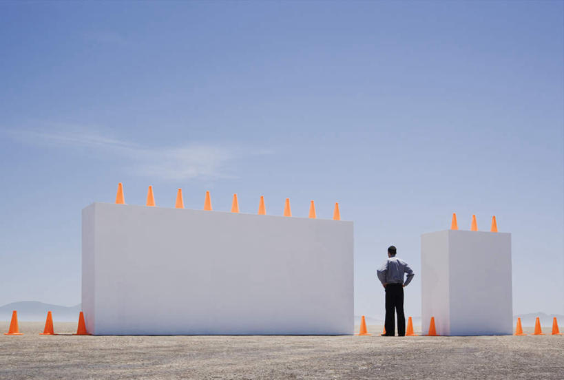 西方人,一个人,商务人士,商务男性,站,横图,室外,白天,仰视,衬衫,欧洲,欧洲人,仅一个男性,仅一个人,一排,许多,套装,整齐,分离,墙,云,云朵,警告,云彩,手叉腰,墙壁,墙面,排列,仅一个年轻男性,蓝色,白云,蓝天,天空,天,叉腰,站着,橙色,警示,迷茫,晴朗,隔离,禁止,提醒,双手叉腰,队列,提示,限制,商务装,交通标志,工薪阶层,路锥,交通锥,苍茫,渺茫,危险,男人,男性,年轻男性,白种人,白领,上班族,晴空,站立,彩图,低角度拍摄,全身,衬衣