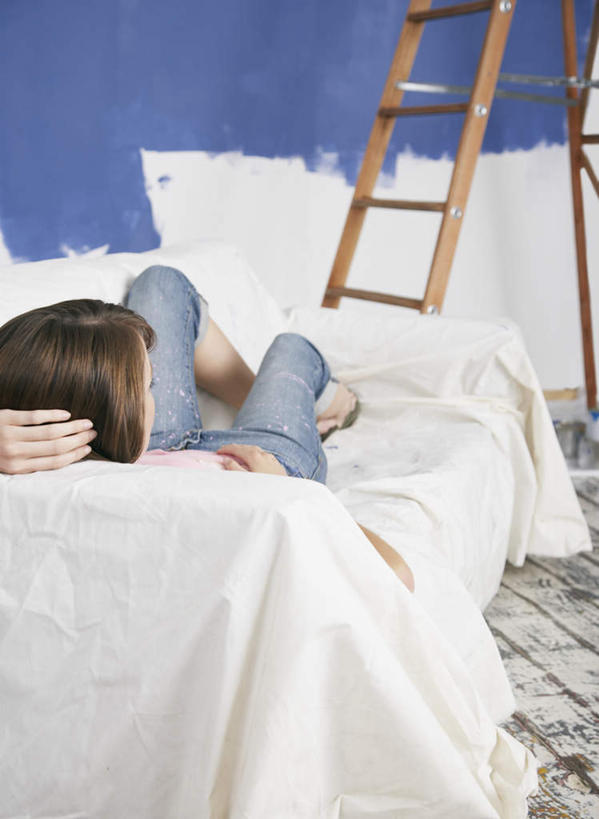 西方人,一个人,躺,攀登,竖图,室内,白天,正面,地板,沙发,装修,纺织品,欧洲,欧洲人,仅一个年轻女性,仅一个女性,仅一个人,抱头,服装,裤子,装饰,布,材料,梯子,阶梯,墙,织物,地面,牛仔裤,休闲装,装潢,木地板,墙壁,墙面,衣服,蓝色,白色,休闲,休闲服,爬,服饰,上升,油漆,保护,布匹,涂料,布艺沙发,人字梯,登高,捧首,捧头,卡其布,卧着,年轻女性,女人,女性,白种人,攀爬,躺着,卧,半身,彩图