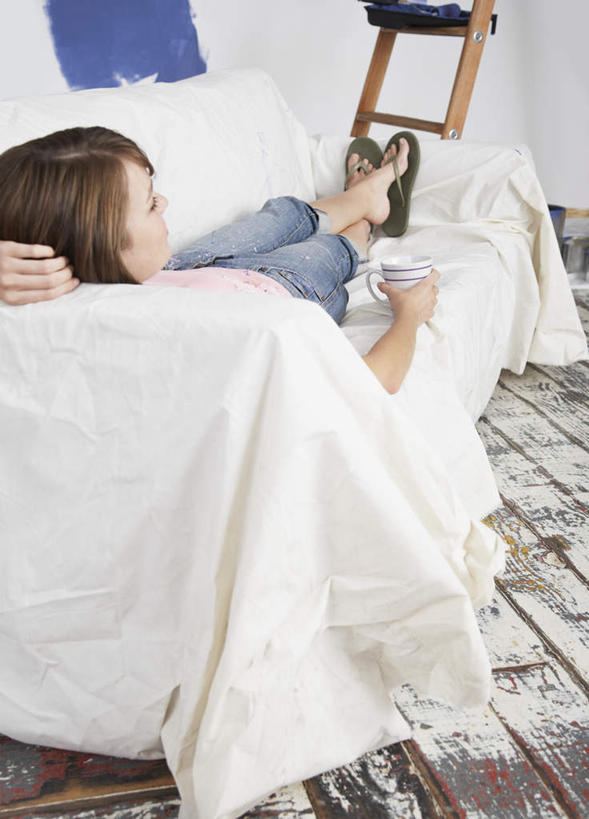 西方人,一个人,躺,攀登,竖图,室内,白天,正面,地板,沙发,装修,纺织品,欧洲,欧洲人,仅一个年轻女性,仅一个女性,仅一个人,抱头,服装,裤子,装饰,布,材料,梯子,阶梯,墙,织物,地面,牛仔裤,休闲装,装潢,木地板,墙壁,墙面,衣服,蓝色,白色,休闲,休闲服,爬,服饰,上升,油漆,保护,布匹,涂料,布艺沙发,人字梯,登高,捧首,捧头,卡其布,卧着,年轻女性,女人,女性,白种人,攀爬,躺着,卧,半身,彩图