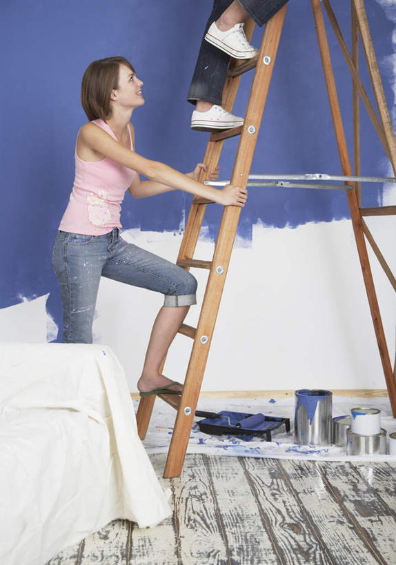 西方人,两个人,伙伴,朋友,站,攀登,竖图,室内,白天,侧面,友谊,地板,沙发,装修,欧洲,欧洲人,服装,装饰,材料,梯子,铁桶,桶,阶梯,墙,地面,注视,休闲装,装潢,木地板,墙壁,墙面,衣服,蓝色,白色,容器,观察,看,站着,休闲,休闲服,爬,服饰,观看,上升,储藏,油漆,保护,涂料,察看,储存,关注,布艺沙发,人字梯,登高,友情,年轻女性,女人,女性,白种人,攀爬,站立,半身,彩图,贮存