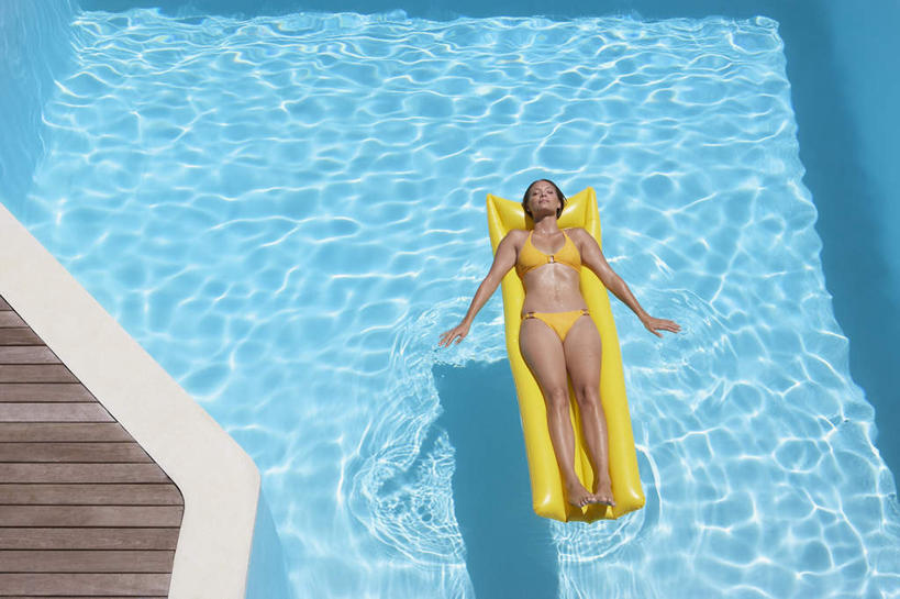 西方人,一个人,体育馆,游泳池,躺,闭眼,横图,俯视,室外,白天,泳装,比基尼,水,船,欧洲,欧洲人,仅一个年轻女性,仅一个女性,仅一个人,一艘,阴影,光线,影子,水池,水面,泳池,阳光,交通工具,充气船,游泳馆,载具,卧着,年轻女性,女人,女性,白种人,闭眼睛,闭着眼,闭着眼睛,躺着,卧,彩图,高角度拍摄,全身,三点式,泳衣