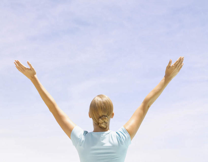 西方人,一个人,站,举,横图,室外,白天,仰视,欧洲,欧洲人,仅一个年轻女性,仅一个女性,仅一个人,阴影,服装,欢呼,光线,影子,云,云朵,云彩,休闲装,衣服,蓝色,白云,蓝天,天空,阳光,天,托,站着,休闲,休闲服,服饰,晴朗,喝彩,年轻女性,女人,女性,白种人,晴空,举起,举手,举着,向上举,向上伸,向上托,站立,半身,彩图,低角度拍摄