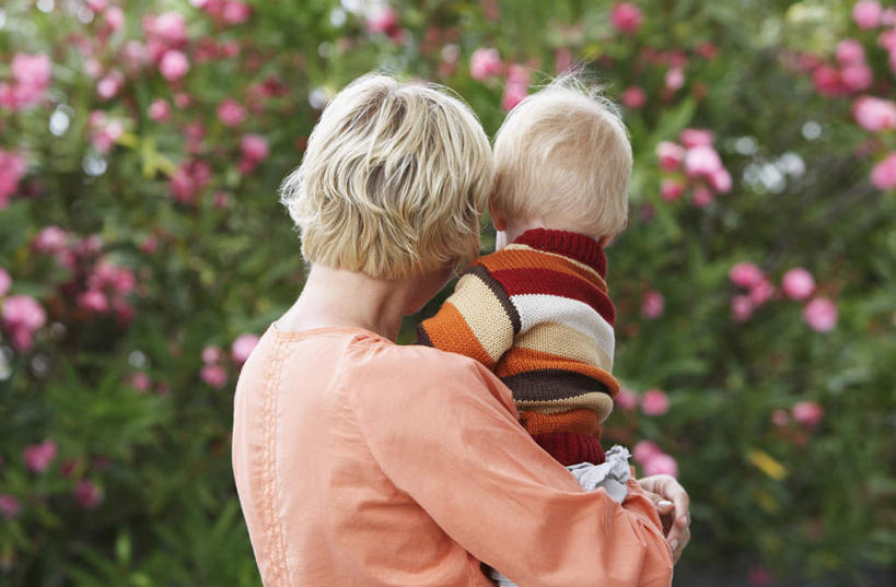 西方人,婴儿,儿童,中年人,两个人,家庭,母亲,站,抱,横图,室外,白天,纯洁,花海,花圃,植物,叶子,欧洲,欧洲人,服装,朦胧,模糊,盛开,花蕾,休闲装,花,花瓣,花朵,花卉,鲜花,小孩,背面,衣服,绿色,花丛,花束,花田,花苞,花蕊,站着,休闲,温暖,温馨,一家人,休闲服,可爱,母爱,童年,童趣,服饰,活泼,抱着,和睦,搂着,宝宝,童真,纯真,烂漫,无邪,母婴,伶俐,天真,女人,女性,中年女性,白种人,孩子,怀抱,搂,搂抱,相抱,拥抱,站立,半身,彩图,融洽