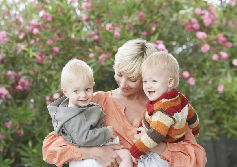 西方人,婴儿,儿童,中年人,三个人,家庭,母亲,站,抱,笑,微笑,露齿笑,横图,室外,白天,正面,纯洁,花海,花圃,植物,叶子,欧洲,欧洲人,服装,朦胧,模糊,盛开,花蕾,注视,休闲装,花,花瓣,花朵,花卉,鲜花,小孩,衣服,绿色,花丛,花束,花田,花苞,花蕊,观察,看,站着,休闲,温暖,温馨,一家人,休闲服,可爱,母爱,童年,童趣,服饰,活泼,抱着,观看,和睦,察看,搂着,关注,宝宝,童真,纯真,烂漫,无邪,母婴,伶俐,天真,女人,女性,中年女性,白种人,孩子,怀抱,搂,搂抱,相抱,拥抱,站立,半身,彩图,融洽