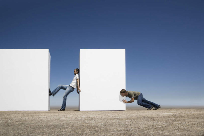 西方人,两个人,伙伴,朋友,横图,室外,白天,侧面,友谊,欧洲,欧洲人,撑,服装,裤子,墙,扭头,注视,牛仔裤,休闲装,踩,墙壁,墙面,衣服,蓝色,白色,蓝天,天空,天,踩着,低头,观察,看,靠,靠着,转头,休闲,休闲服,服饰,晴朗,观看,察看,撑着,关注,万里无云,友情,男人,男性,年轻男性,白种人,晴空,晴空万里,彩图,全身