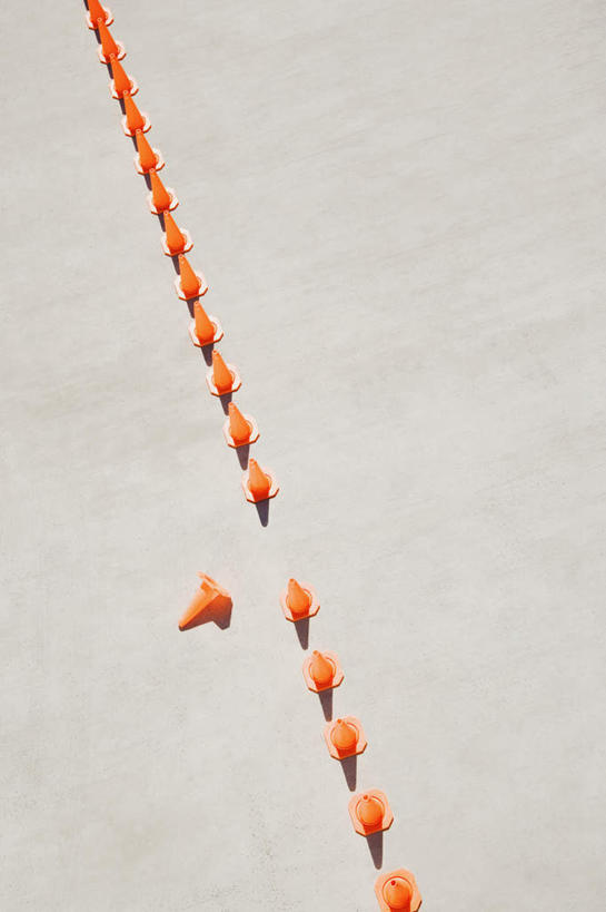 无人,竖图,俯视,室外,白天,静物,一排,许多,阴影,整齐,分离,光线,影子,警告,排列,阳光,橙色,警示,隔离,禁止,提醒,队列,提示,限制,交通标志,路锥,交通锥,危险,彩图,高角度拍摄