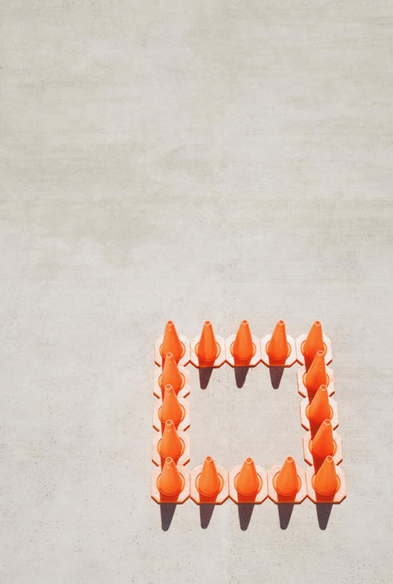 无人,竖图,俯视,室外,白天,静物,许多,阴影,分离,光线,影子,警告,排列,阳光,橙色,警示,隔离,禁止,提醒,提示,限制,交通标志,路锥,交通锥,摆列,危险,彩图,高角度拍摄,布列,分列