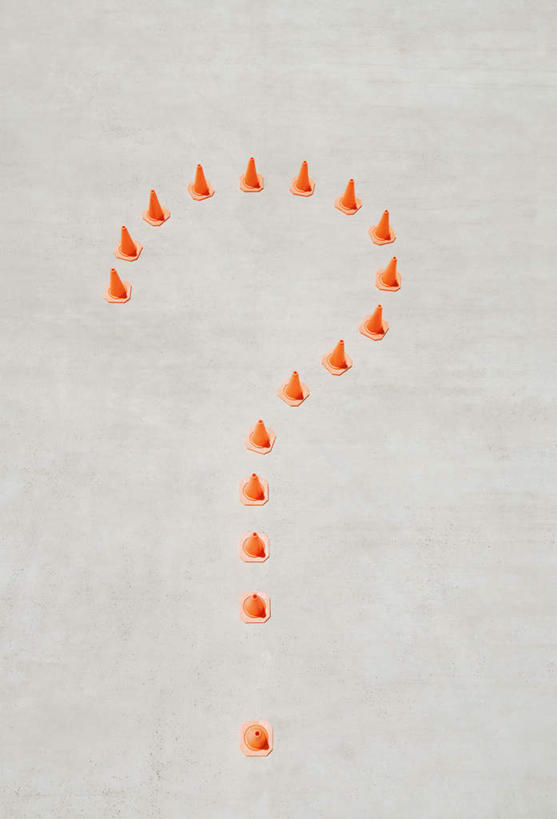 无人,竖图,俯视,室外,白天,指示牌,阴影,分离,光线,标志,符号,文字,影子,警告,标识,阳光,橙色,警示,隔离,禁止,提醒,问号,提示,限制,交通标志,路锥,交通锥,危险,彩图,高角度拍摄