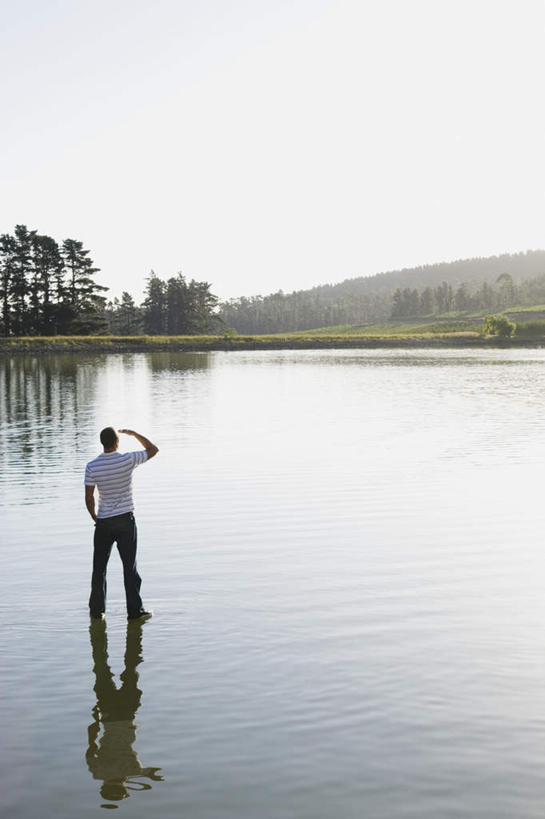 西方人,一个人,站,举,竖图,室外,白天,草地,草坪,河流,山,山脉,水,植物,欧洲,欧洲人,仅一个男性,仅一个人,阴影,波纹,服装,光线,影子,河水,山峰,水流,涟漪,山峦,休闲装,草,树,树木,仅一个年轻男性,背面,衣服,蓝色,绿色,倒影,蓝天,水纹,天空,阳光,自然,波浪,群山,天,托,站着,休闲,休闲服,遮,遮掩,服饰,生长,晴朗,成长,倒映,掩盖,遮挡,遮盖,万里无云,水晕,掩饰,反照,男人,男性,年轻男性,白种人,晴空,晴空万里,举起,举手,举着,向上举,向上伸,向上托,站立,彩图,全身