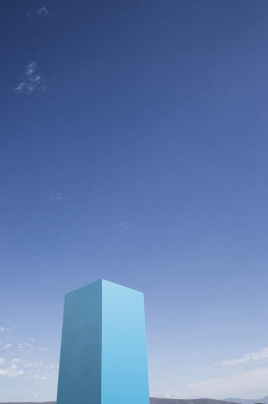 无人,竖图,室外,白天,仰视,阴影,光线,影子,柱子,立方体,蓝色,蓝天,天空,阳光,天,晴朗,万里无云,晴空,晴空万里,彩图,低角度拍摄