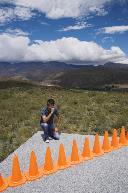 西方人,一个人,蹲,竖图,室外,白天,正面,山,山脉,道路,路,公路,欧洲,欧洲人,仅一个男性,仅一个人,一排,许多,服装,整齐,分离,山峰,云,云朵,交通,山峦,警告,云彩,注视,休闲装,排列,仅一个年轻男性,衣服,蓝色,白云,蓝天,天空,群山,天,观察,看,休闲,休闲服,橙色,警示,遮,遮掩,服饰,晴朗,观看,隔离,禁止,提醒,察看,掩盖,遮挡,队列,关注,提示,限制,交通标志,遮盖,路锥,交通锥,掩饰,危险,男人,男性,年轻男性,白种人,晴空,马路,蹲着,全身