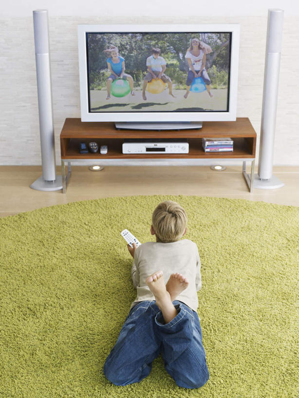 西方人,儿童,一个人,竖图,俯视,室内,白天,纯洁,地毯,电视,欧洲,欧洲人,仅一个男性,仅一个人,服装,装饰,编织,手工艺品,墙,织物,休闲装,墙壁,墙面,小孩,衣服,绿色,白色,工艺品,趴着,仅一个小孩,休闲,休闲服,可爱,童年,童趣,服饰,华丽,修饰,点缀,影碟机,DVD播放器,彩电,童真,烂漫,无邪,衬托,美观,雅致,雅观,彩色电视机,显像管屏,显像管屏幕,DVD播放机,DVD影碟机,光盘存储器,数字多功能光盘,天真,男孩,男人,男性,白种人,孩子,电视机,趴,彩图,高角度拍摄,全身,男生