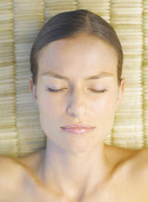 西方人,脸,头,脸颊,脖子,锁骨,肩胛骨,胸骨,肋骨,一个人,躺,闭眼,竖图,俯视,室内,特写,白天,按摩,床,欧洲,欧洲人,仅一个年轻女性,仅一个女性,仅一个人,床单,被子,肩膀,享受,健康,保健,单人床,被单,指压,胸椎,腰骨,肋软骨,卧着,年轻女性,女人,女性,白种人,头部,脖,颈,颈部,脸部,脸蛋,面部,闭眼睛,闭着眼,闭着眼睛,躺着,卧,半身,彩图,高角度拍摄,推拿