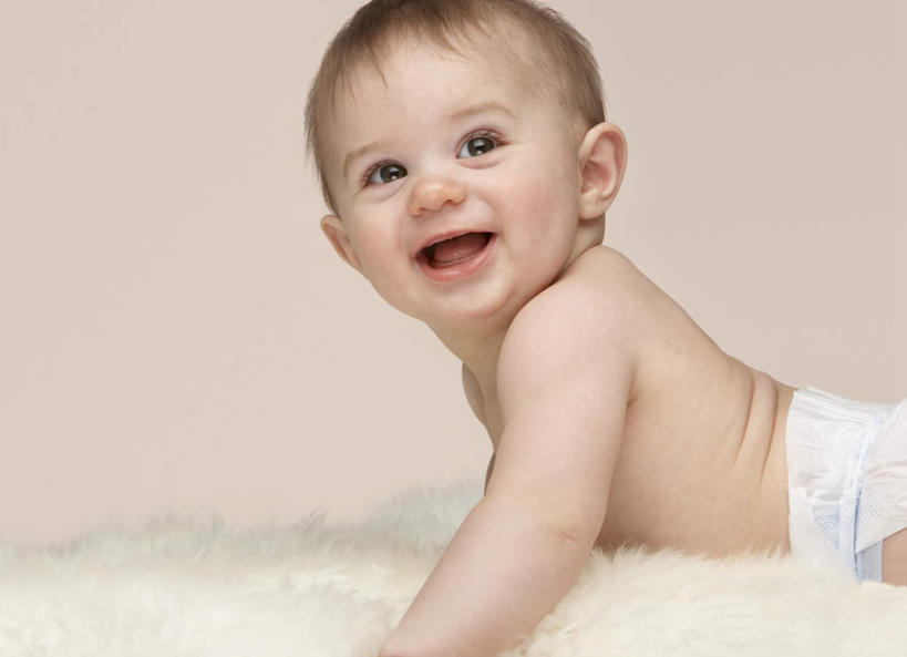 西方人,婴儿,儿童,一个人,横图,室内,白天,侧面,纯洁,纺织品,欧洲,欧洲人,仅一个人,装饰,毛毯,毯子,扭头,注视,尿布,纸尿裤,尿不湿,纺织,小孩,垫子,观察,看,趴着,张嘴,转头,温暖,可爱,摄影,活泼,影棚,观看,华丽,修饰,点缀,察看,纸尿布,关注,宝宝,张大嘴巴,纯真,烂漫,无邪,纸尿片,衬托,美观,雅致,雅观,伶俐,天真,白种人,孩子,张开嘴,趴,半身,彩图,影棚拍摄,拍摄