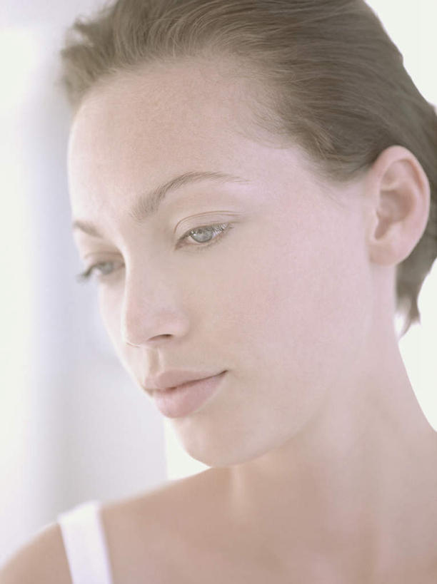 西方人,脸,头,脸颊,脖子,一个人,竖图,室内,特写,白天,正面,失败,欧洲,欧洲人,仅一个年轻女性,仅一个女性,仅一个人,服装,沮丧,注视,休闲装,衣服,观察,看,休闲,难受,休闲服,无奈,服饰,观看,失望,悲伤,察看,伤心,难过,关注,失落,颓废,挫败,受挫,落败,落空,错过,失足,失意,失策,失算,颓丧,衰颓,悲哀,懊丧,颓靡,气馁,丧气,败北,挫折,失利,年轻女性,女人,女性,白种人,头部,脖,颈,颈部,脸部,脸蛋,面部,半身,彩图