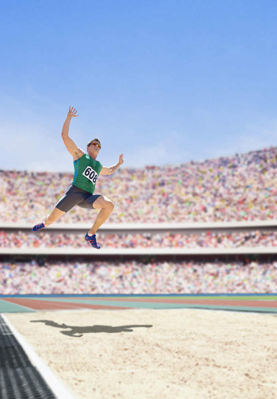 西方人,一个人,运动员,体育馆,运动场,跳,举,竖图,室外,白天,仰视,运动服,锻炼,快乐,比赛,运动,竞争,跳远,欧洲,欧洲人,仅一个男性,仅一个人,阴影,服装,光线,标志,数字,文字,影子,字符,半空,注视,娱乐,标识,体育场,仅一个年轻男性,衣服,蓝色,绿色,蓝天,天空,阳光,天,观察,看,托,休闲,阿拉伯数字,服饰,晴朗,观看,察看,体育运动,衣着,穿着,关注,万里无云,运动馆,衣饰,体育,男人,男性,年轻男性,白种人,晴空,晴空万里,体育运动员,运动选手,举起,举手,举着,跳跃,向上举,向上伸,向上托,彩图,低角度拍摄,全身,健身,运动装