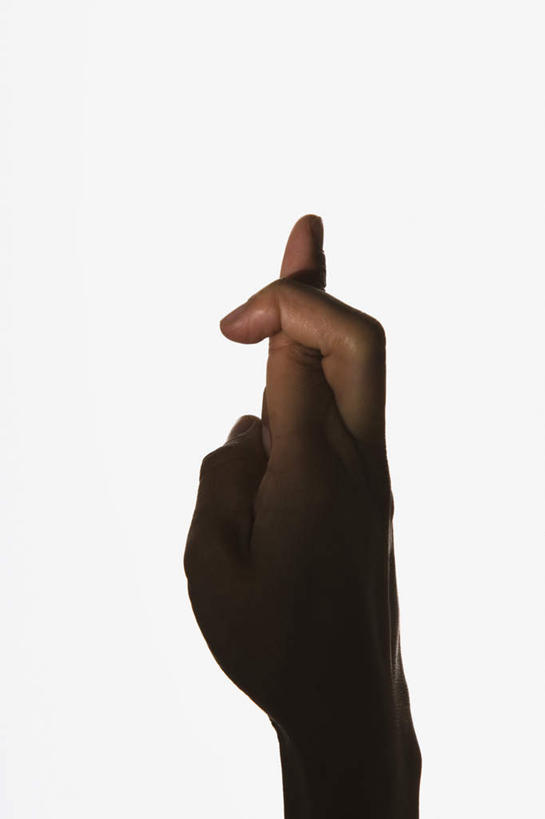 西方人,手,中指,一个人,举,交叉,竖图,室内,特写,白天,白色背景,正面,欧洲,欧洲人,仅一个年轻女性,仅一个女性,仅一个人,曲折,背光,祈祷,手势,托,手部,摄影,影棚,期待,单手,虚假,誓言,食指,亲近,逆光,祝愿,期盼,邪恶,结束,终结,完成,赌咒,撒谎,欺骗,谎言,隐瞒,相交,交集,幸运,年轻女性,女人,女性,白种人,举起,举手,举着,向上举,向上伸,向上托,半身,彩图,影棚拍摄,拍摄