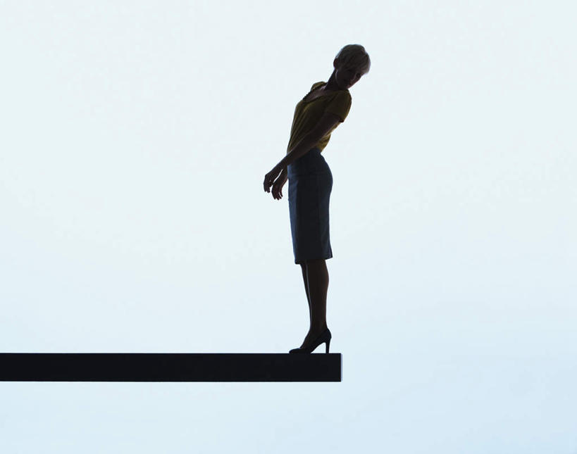 西方人,一个人,站,横图,室内,白天,侧面,游戏,玩具,欧洲,欧洲人,仅一个年轻女性,仅一个女性,仅一个人,弯腰,蓝色背景,服装,木板,背光,玩,注视,休闲装,娱乐,衣服,观察,看,站着,休闲,休闲服,跷跷板,益智,摄影,服饰,影棚,观看,活动,察看,发泄,关注,消遣,智力,逆光,宣泄,弯身,年轻女性,女人,女性,白种人,玩耍,嬉戏,站立,彩图,全身,影棚拍摄,拍摄