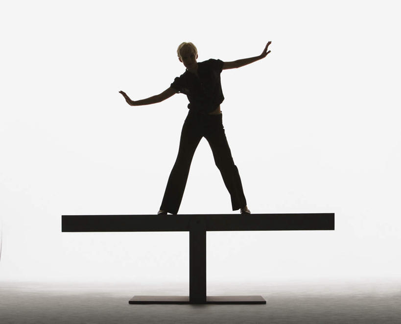 西方人,一个人,站,伸展双臂,横图,室内,白天,白色背景,正面,游戏,玩具,欧洲,欧洲人,仅一个年轻女性,仅一个女性,仅一个人,服装,木板,背光,玩,注视,休闲装,娱乐,衣服,观察,看,站着,休闲,休闲服,跷跷板,益智,摄影,服饰,影棚,观看,活动,察看,发泄,关注,消遣,智力,逆光,宣泄,年轻女性,女人,女性,白种人,敞开双臂,伸开双臂,玩耍,嬉戏,展开双肩,站立,张开手臂,张开双臂,彩图,全身,影棚拍摄,拍摄