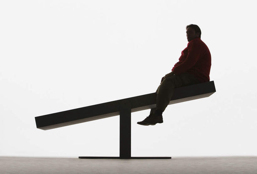 西方人,一个人,坐,横图,室内,白天,白色背景,侧面,游戏,玩具,欧洲,欧洲人,仅一个男性,仅一个人,仅一个中年男性,服装,木板,背光,玩,注视,休闲装,娱乐,衣服,观察,看,休闲,休闲服,跷跷板,益智,摄影,服饰,影棚,观看,活动,察看,发泄,关注,消遣,智力,逆光,宣泄,男人,男性,中年男性,白种人,玩耍,嬉戏,坐着,彩图,全身,影棚拍摄,拍摄