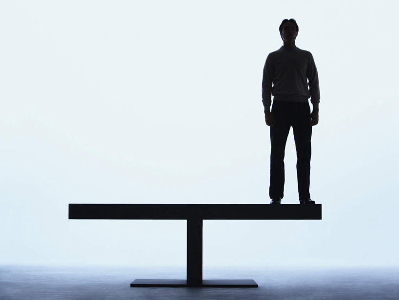 西方人,一个人,站,横图,室内,白天,白色背景,正面,游戏,玩具,欧洲,欧洲人,仅一个男性,仅一个人,仅一个中年男性,服装,木板,背光,玩,注视,休闲装,娱乐,衣服,观察,看,站着,休闲,休闲服,跷跷板,益智,摄影,服饰,影棚,观看,活动,察看,发泄,关注,消遣,智力,逆光,宣泄,男人,男性,中年男性,白种人,玩耍,嬉戏,站立,彩图,全身,影棚拍摄,拍摄