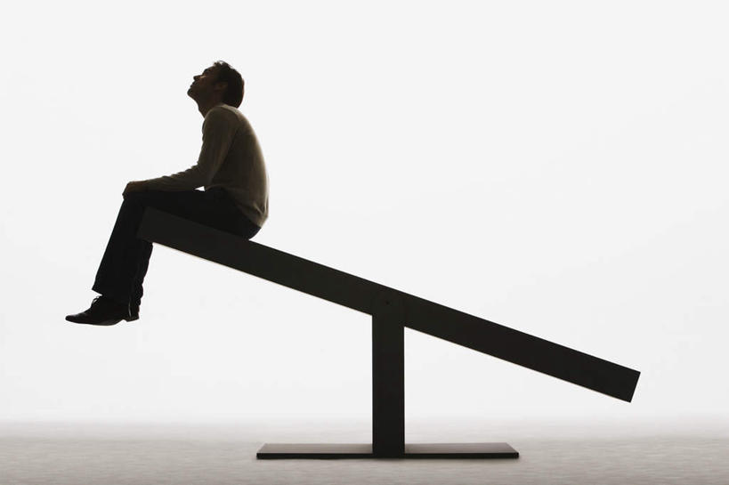 西方人,一个人,坐,横图,室内,白天,白色背景,侧面,游戏,玩具,欧洲,欧洲人,仅一个男性,仅一个人,仅一个中年男性,服装,木板,背光,玩,注视,休闲装,娱乐,衣服,观察,看,休闲,休闲服,跷跷板,益智,摄影,服饰,影棚,观看,活动,察看,发泄,关注,消遣,智力,逆光,宣泄,男人,男性,中年男性,白种人,玩耍,嬉戏,坐着,彩图,全身,影棚拍摄,拍摄