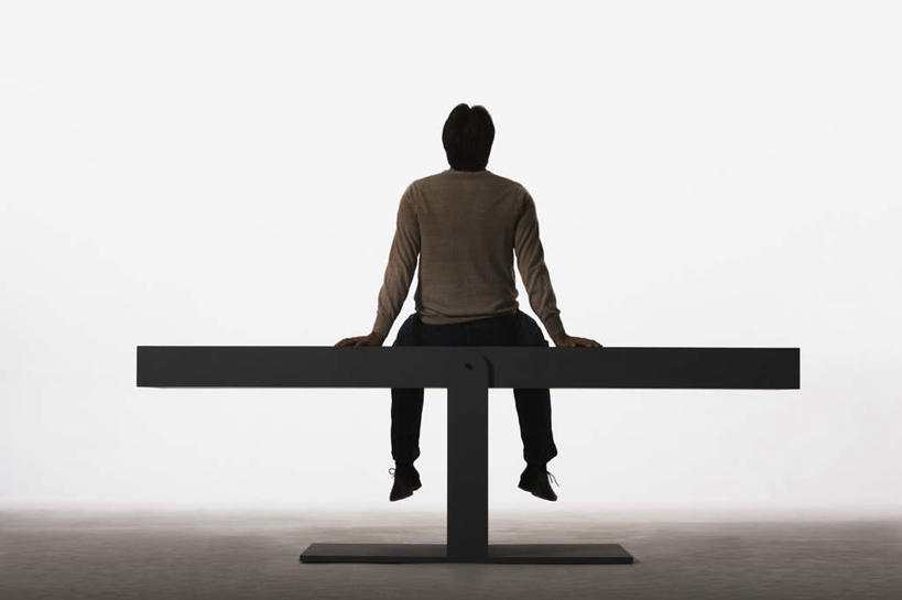 西方人,一个人,商务人士,商务男性,坐,横图,室内,白天,白色背景,衬衫,游戏,玩具,欧洲,欧洲人,仅一个男性,仅一个人,仅一个中年男性,撑,套装,背光,玩,娱乐,背面,休闲,翘翘板,益智,摄影,影棚,活动,撑着,发泄,消遣,智力,商务装,逆光,工薪阶层,宣泄,男人,男性,中年男性,白种人,白领,上班族,抬头,玩耍,嬉戏,仰头,坐着,彩图,全身,影棚拍摄,衬衣,拍摄