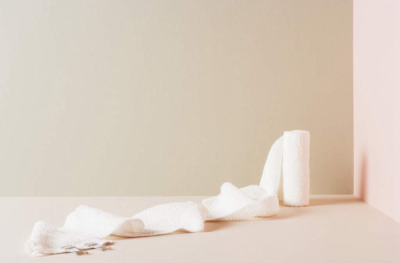 无人,横图,室内,特写,白天,正面,桌面,桌子,静物,一卷,阴影,棕色背景,曲折,弯曲,反射,木制,纱布,影子,木制品,治疗,摄影,蜿蜒,影棚,固定,医疗,止血,绷带,彩图,影棚拍摄,拍摄