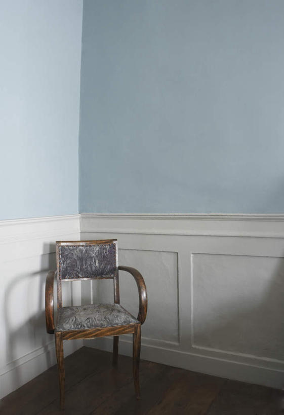 无人,竖图,室内,白天,正面,地板,椅子,阴影,反射,影子,木椅,墙,地面,木地板,墙壁,墙面,蓝色,彩图