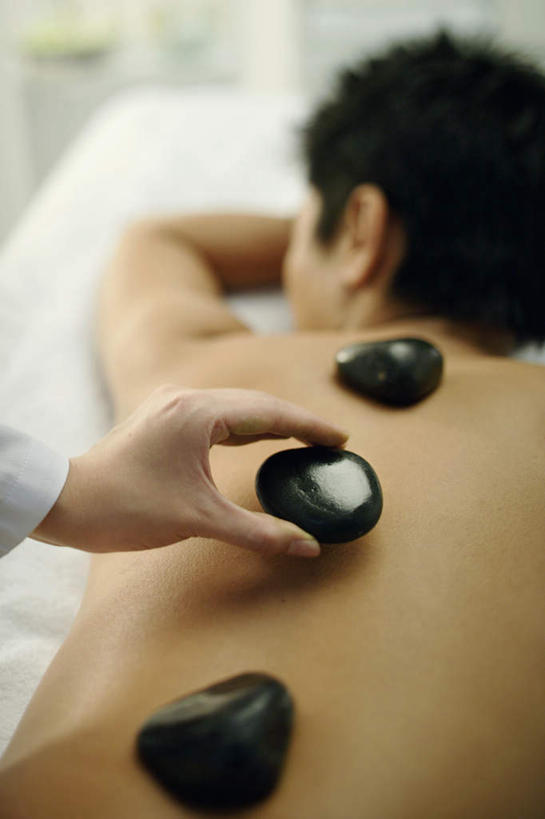 东方人,两个人,按摩师,站,躺,竖图,俯视,室内,白天,工作服,制服,按摩,石头,床,亚洲,握,阴影,朦胧,模糊,反射,石子,影子,床单,拿,拿着,黄种人,被子,趴着,站着,享受,健康,鹅卵石,握着,保健,单人床,被单,按摩石,指压,工作制服,卧着,男人,男性,年轻男性,亚洲人,石块,技师,趴,躺着,卧,站立,半身,彩图,高角度拍摄,工作套服,推拿