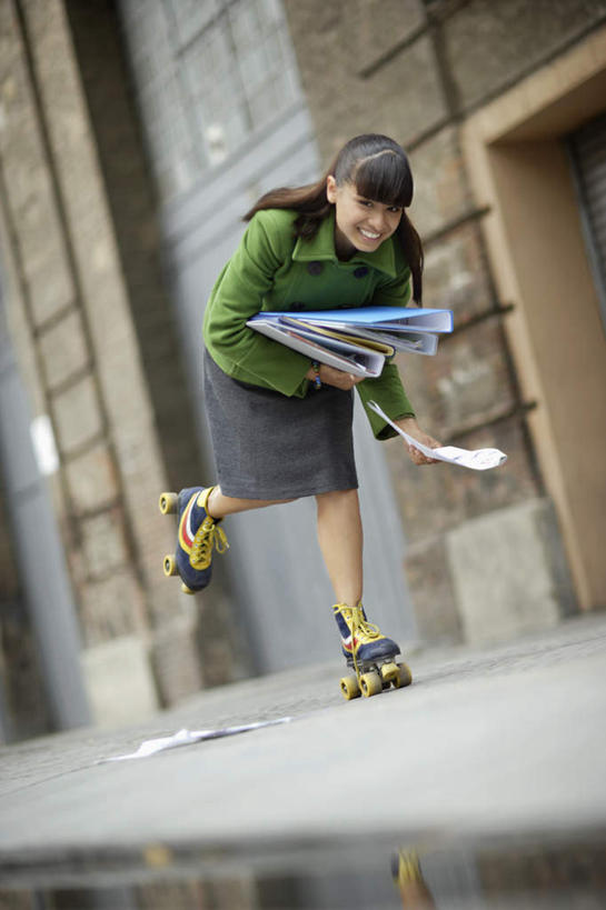 西方人,一个人,家,站,笑,微笑,露齿笑,竖图,室外,白天,仰视,滚轴溜冰,欧洲,欧洲人,仅一个年轻女性,仅一个女性,仅一个人,弯腰,握,服装,材料,档案,文件,纸,房屋,墙,屋子,拿,拿着,注视,休闲装,楼房,墙壁,墙面,住宅,衣服,手稿,资料,观察,看,站着,休闲,休闲服,握着,服饰,观看,证明,察看,关注,文档,弯身,滑旱冰,轮滑运动,轮滑,年轻女性,女人,女性,白种人,站立,彩图,低角度拍摄,全身,房子