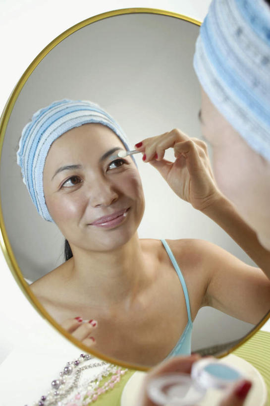 东方人,脸,头,脸颊,手,一个人,笑,微笑,竖图,室内,特写,白天,化妆,美容,镜子,亚洲,仅一个女性,仅一个人,护肤,握,反射,束发带,拿,拿着,注视,黄种人,背面,化妆镜,化妆刷,刷子,观察,看,仅一个中年女性,保养,享受,休闲,手部,放松,握着,保健,观看,镜像,察看,美容工具,镜面,关注,养颜,彩妆刷,化妆工具,眉刷,光学,女人,女性,中年女性,亚洲人,头部,脸部,脸蛋,面部,半身,彩图