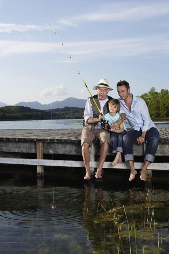 西方人,儿童,老年人,三个人,父亲,儿子,祖父,三代同堂,栏杆,坐,抱,笑,微笑,露齿笑,竖图,室外,白天,正面,纯洁,草地,草坪,植物,帽子,钓鱼竿,欧洲,欧洲人,服装,草帽,栅栏,池塘,篱笆,水池,云,云朵,围栏,云彩,注视,休闲装,光脚,祖孙三代,护栏,草,树,树木,小孩,衣服,蓝色,绿色,白云,蓝天,天空,自然,天,观察,看,休闲,温暖,温馨,父子,赤脚,休闲服,父爱,可爱,童年,童趣,服饰,生长,晴朗,爷爷,成长,抱着,观看,祖孙,渔具,和睦,察看,搂着,关注,童真,烂漫,无邪,外公,外祖父,外孙,外孙子,天真,老年男性,男孩,男人,男性,年轻男性,白种人,孩子,年轻人,全家福,孙子,钓竿,鱼竿,晴空,搂,搂抱,坐着,彩图,全身,钓鱼,融洽,男生,爸爸,多代同堂