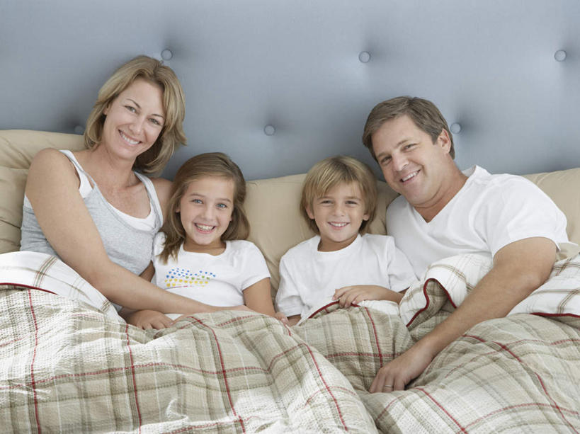 西方人,儿童,家庭,夫妻,母亲,父亲,女儿,儿子,躺,抱,笑,微笑,露齿笑,横图,俯视,室内,白天,爱情,纯洁,床,靠垫,卧室,欧洲,欧洲人,服装,双人床,床单,靠枕,浪漫,注视,休闲装,被子,小孩,衣服,垫子,枕头,观察,看,休闲,温暖,温馨,父女,父子,母女,母子,一家人,休闲服,恩爱,父爱,可爱,母爱,童年,童趣,恋人,服饰,抱着,观看,和睦,察看,个人,被单,搂着,关注,童真,烂漫,无邪,卧着,天真,男孩,男人,男性,年轻男性,年轻女性,女孩,女人,女性,白种人,孩子,年轻人,夫妇,情侣,怀抱,搂,搂抱,躺着,卧,相抱,拥抱,半身,彩图,高角度拍摄,睡房,卧房,伴侣,融洽,男生,女生