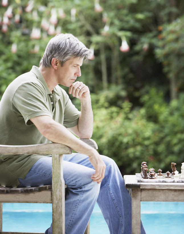 西方人,一个人,坐,笑,微笑,竖图,室外,白天,侧面,游戏,快乐,比赛,竞争,树林,植物,桌面,桌子,椅子,欧洲,欧洲人,仅一个男性,仅一个人,仅一个中年男性,撑,服装,朦胧,模糊,木制,木椅,玩,托腮,注视,休闲装,娱乐,树,树木,衣服,绿色,自然,木制品,象棋,观察,看,托,休闲,休闲服,棋盘,国际象棋,益智,服饰,生长,成长,观看,活动,察看,发泄,关注,消遣,智力,托下巴,宣泄,男人,男性,中年男性,白种人,玩耍,嬉戏,坐着,半身,彩图