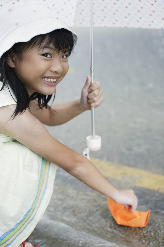 东方人,儿童,一个人,蹲,笑,微笑,露齿笑,竖图,室外,白天,侧面,裙子,纯洁,道路,路,公路,船,帽子,亚洲,仅一个女性,仅一个人,握,连衣裙,艺术,伞,雨伞,遮阳伞,折纸,纸艺,手工艺品,分界线,停车线,交通,拿,拿着,扭头,注视,黄种人,文化,阳伞,小孩,遮阳帽,纸制品,工艺品,观察,看,转头,仅一个小孩,可爱,童年,童趣,握着,观看,车行道,车行道分界线,细雨,察看,高雅,太阳伞,关注,纸船,标线,童真,烂漫,无邪,车行线,工艺折纸,自信心,品位,天真,女孩,女人,女性,亚洲人,孩子,小雨,马路,蹲着,半身,彩图,女生