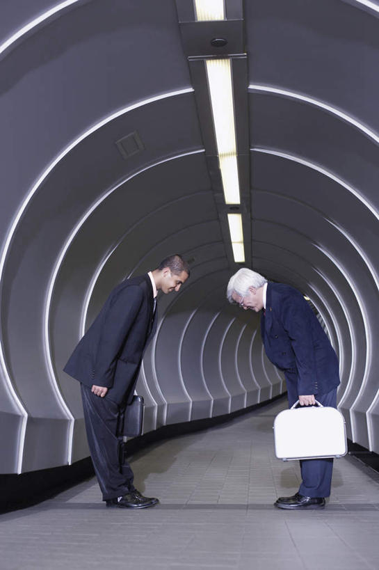 东方人,两个人,同事,商务人士,商务男性,站,竖图,室内,白天,侧面,衬衫,安全,成功,合作,团队,集体,信心,亚洲,弯腰,握,套装,走道,走廊,过道,拿,拿着,注视,黄种人,队伍,箱子,观察,看,站着,保险箱,握着,观看,保护,鞠躬,察看,领导,成就,关注,保险,礼仪,商务装,私密,合伙,领袖,工薪阶层,弯身,尊敬,恭敬,老年男性,男人,男性,年轻男性,亚洲人,白领,上班族,站立,彩图,全身,衬衣