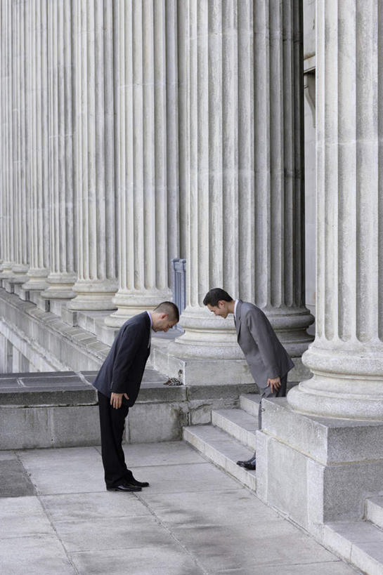 东方人,西方人,两个人,同事,商务人士,商务男性,站,竖图,室外,白天,侧面,衬衫,成功,合作,团队,集体,信心,欧洲,欧洲人,亚洲,一排,弯腰,套装,整齐,柱子,注视,黄种人,队伍,相视,排列,观察,看,站着,面对面,观看,对视,鞠躬,察看,领导,互视,成就,队列,关注,礼仪,相对,商务装,合伙,领袖,工薪阶层,相看,弯身,尊敬,恭敬,女人,女性,中年女性,白种人,亚洲人,白领,上班族,站立,彩图,全身,衬衣