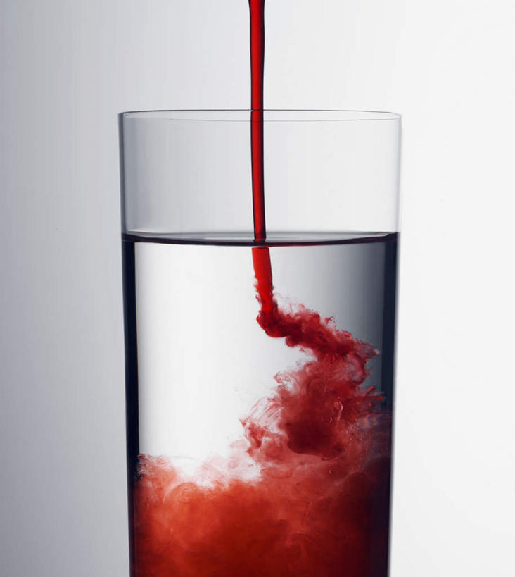 无人,竖图,室内,特写,白天,白色背景,正面,水,杯子,倒,液体,饮用水,玻璃制品,一个,红色,水杯,矿泉水,摄影,影棚,单个,颜料,蒸馏水,玻璃杯,彩图,影棚拍摄,拍摄