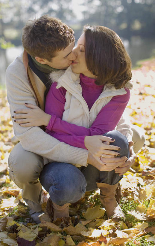 西方人,两个人,蹲,抱,吻,竖图,室外,白天,正面,爱情,植物,叶子,欧洲,欧洲人,阴影,服装,装饰,光线,影子,枯叶,落叶,浪漫,休闲装,树,树木,衣服,绿色,阳光,自然,围巾,休闲,温暖,温馨,休闲服,恩爱,恋人,服饰,生长,成长,围脖,抱着,保暖,华丽,点缀,和睦,搂着,御寒,衬托,美观,雅致,雅观,男人,男性,年轻男性,年轻女性,女人,女性,白种人,情侣,叶,叶片,蹲着,怀抱,接吻,搂,搂抱,亲,亲吻,亲嘴,相抱,拥抱,彩图,全身,伴侣,融洽