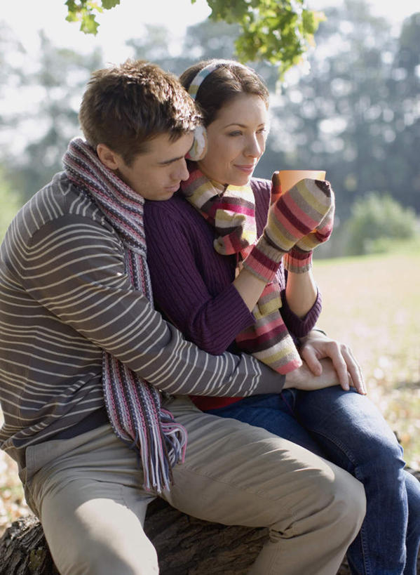 西方人,两个人,坐,抱,竖图,室外,白天,侧面,爱情,草地,草坪,植物,欧洲,欧洲人,阴影,服装,装饰,光线,影子,浪漫,注视,休闲装,草,树,树木,衣服,绿色,阳光,自然,手套,围巾,观察,看,休闲,温暖,温馨,休闲服,恩爱,恋人,服饰,生长,成长,耳罩,围脖,抱着,观看,保暖,华丽,点缀,和睦,察看,搂着,御寒,关注,耳套,衬托,美观,雅致,雅观,耳护,耳暖,男人,男性,年轻男性,年轻女性,女人,女性,白种人,情侣,怀抱,搂,搂抱,相抱,拥抱,坐着,半身,彩图,伴侣,融洽