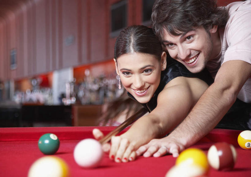 西方人,两个人,酒吧,站,笑,微笑,露齿笑,横图,室内,夜晚,正面,爱情,聚会,奢侈,夜生活,台球,欧洲,欧洲人,弯腰,握,撞球,阴影,服装,朦胧,模糊,反射,球杆,影子,墙,浪漫,注视,休闲装,娱乐,运动器械,墙壁,墙面,彩球,衣服,红色,观察,看,站着,休闲,温暖,温馨,休闲服,健身器械,恩爱,放松,握着,恋人,服饰,观看,夜店,教导,和睦,察看,台球桌,关注,健身器材,夜总会,斯诺克,弯身,斯诺克球,斯诺克台球,桌球,男人,男性,年轻男性,年轻女性,女人,女性,白种人,情侣,站立,半身,彩图,酒吧间,酒馆,伴侣,融洽,运动器材