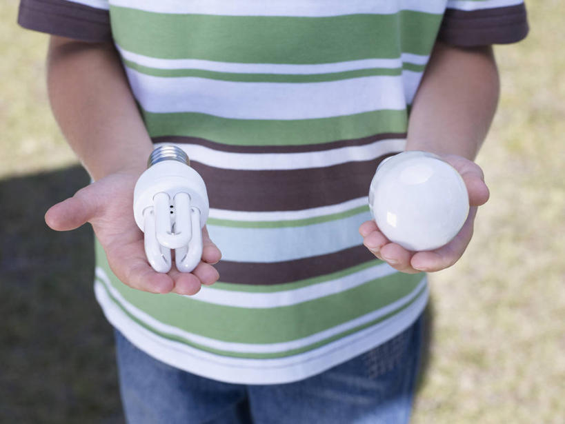 西方人,儿童,一个人,站,捧,横图,俯视,室外,白天,纯洁,节能,草地,草坪,植物,照明,欧洲,欧洲人,仅一个男性,仅一个人,握,阴影,服装,裤子,环保,朦胧,模糊,光线,灯泡,影子,牛仔裤,休闲装,灯,节能灯,草,两个,小孩,衣服,绿色,阳光,灯具,站着,仅一个小孩,休闲,休闲服,可爱,童年,童趣,握着,服饰,能源,照亮,童真,低碳,烂漫,无邪,照明工具,荧光灯,U型,U型管节能灯,天真,男孩,男人,男性,白种人,孩子,端,端着,捧着,手捧,站立,半身,彩图,高角度拍摄,男生