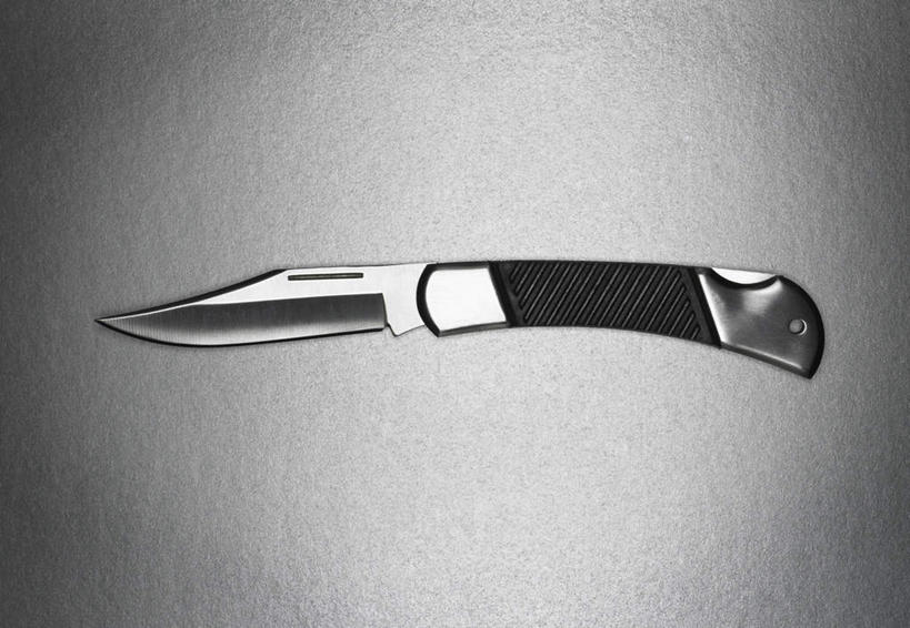 无人,横图,俯视,室内,特写,白天,竞争,静物,一把,对抗,阴影,灰色背景,冲突,反射,影子,刀具,破坏,刀,武器,战争,摄影,影棚,损坏,攻击,威胁,对立,矛盾,兵器,防御,敌对,挫败,斗争,抗拒,抗衡,凶器,杀伤,威慑,危险,彩图,高角度拍摄,影棚拍摄,拍摄,匕首