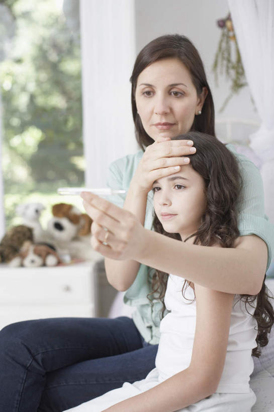 西方人,儿童,两个人,家庭,母亲,女儿,坐,抱,笑,摸,微笑,竖图,室内,白天,正面,纯洁,植物,窗户,生活用品,卧室,欧洲,欧洲人,抚摸,握,服装,朦胧,模糊,医学,测量,器材,温度计,刻度,墙,拿,拿着,注视,休闲装,玻璃窗,墙壁,墙面,玻璃制品,树,树木,小孩,衣服,绿色,白色,自然,体温计,观察,看,休闲,温暖,温馨,母女,一家人,休闲服,可爱,母爱,童年,童趣,握着,服饰,生长,成长,抱着,观看,快速,温度,和睦,察看,感冒,医疗,准确,搂着,体温,关注,精度,精准,发烧,水银温度计,童真,烂漫,无邪,流感,物理,水银体温计,水银柱,缩口,玻璃体温计,玻璃温度计,医用温度计,发热,天真,年轻女性,女孩,女人,女性,白种人,孩子,年轻人,触摸,接触,搂,搂抱,坐着,半身,彩图,睡房,卧房,融洽,女生