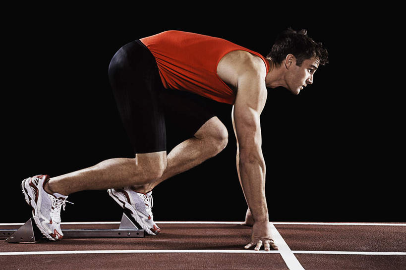 西方人,一个人,运动员,运动场,蹲,横图,室内,白天,侧面,运动服,运动鞋,鞋子,欧洲,欧洲人,仅一个男性,仅一个人,准备,黑色背景,服装,墙,注视,体育场,墙壁,墙面,仅一个年轻男性,衣服,红色,观察,看,摄影,服饰,影棚,观看,休闲鞋,察看,衣着,穿着,关注,预备,衣饰,男人,男性,年轻男性,白种人,体育运动员,运动选手,蹲着,彩图,全身,影棚拍摄,拍摄,豫备,运动装