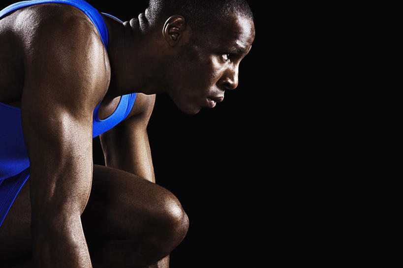 西方人,脸,头,脸颊,一个人,运动员,蹲,横图,室内,白天,侧面,运动服,欧洲,非洲,黑人,欧洲人,仅一个男性,仅一个人,准备,黑色背景,服装,注视,仅一个年轻男性,衣服,蓝色,观察,看,摄影,服饰,影棚,观看,察看,衣着,穿着,关注,预备,衣饰,男人,男性,年轻男性,非洲人,头部,脸部,脸蛋,面部,体育运动员,运动选手,蹲着,半身,彩图,影棚拍摄,拍摄,豫备,运动装